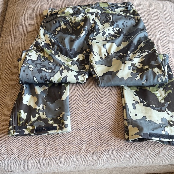 Camouflage Patterned Pants - Picture 4 of 4